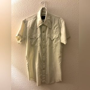 Vintage western style short sleeve collared shirt with pearl buttons
